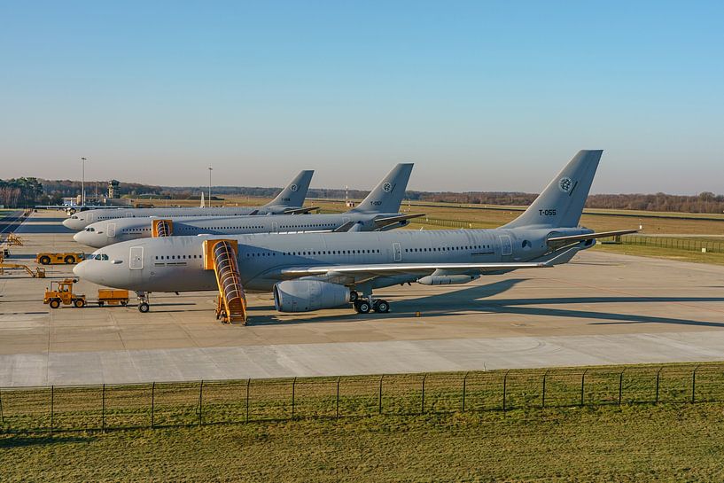 Drei Airbus A330 MRTT auf dem Vorfeld des Flugplatzes Eindhoven. von Jaap van den Berg