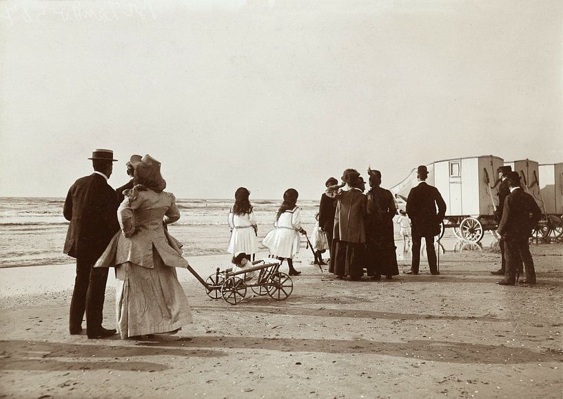 Langs de vloedlijn in Zandvoort, Knackstedt & Näther, 1900 - 1905 van Het Archief