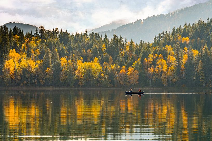 Bomen in herfstkleuren met roeiboot op spiegelend meer in Canada van Jille Zuidema