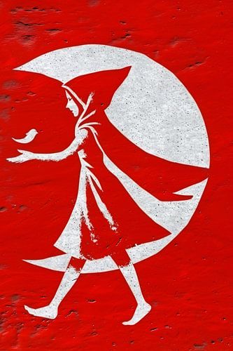 Une femme vêtue d'une cape rouge marche sous la lune