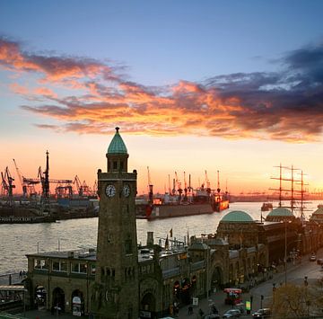 Hamburg - Landungsbrücken von Volker Banken