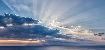 Strahlenwelle eines Sonnenuntergangs hinter den Wolken, Zypern, Süd-Zypern von Rene van der Meer