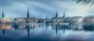 Die Binnenalster mit den 5 Türmen der Skyline