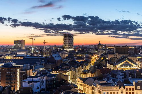La silhouette d'Anvers à l'heure dorée du matin