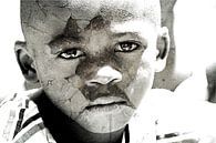 Mixed art portret van Afrikaans kind in zwart wit van Heleen van de Ven thumbnail
