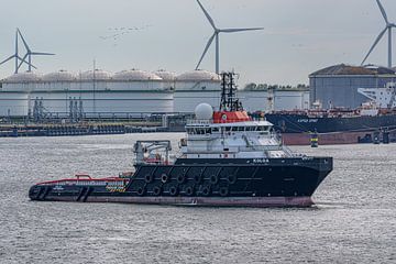 Ankerbehandelingssleepboot Kolga van Heerema. van Jaap van den Berg