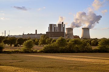 Die Wolkenfabrik -  Das Kraftwerk Weisweiler im Abendlicht von Rolf Schnepp