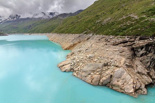 Laag water in het Moiry reservoir in de Zwitserse alpen