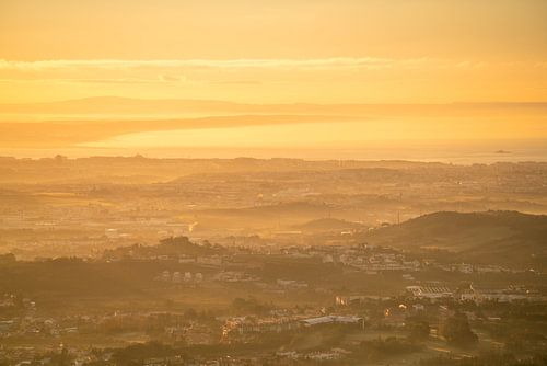 Zonsopgang boven Lissabon van Sinatra