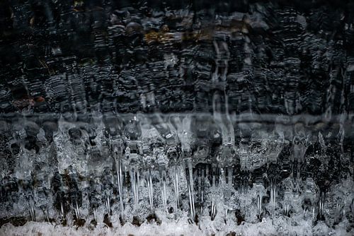 Water lock with water teeth