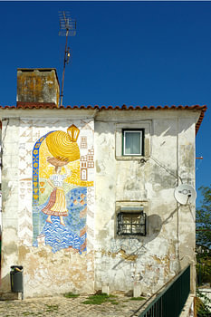 Ein altes Haus mit Wandmalerei in Lissabon