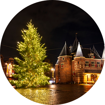 Amsterdam Waag op de Nieuwmarkt met een kerstboom
