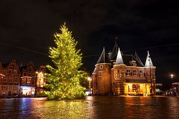Amsterdam Waag auf dem Nieuwmarkt mit einem Weihnachtsbaum von Sjoerd van der Wal Fotografie