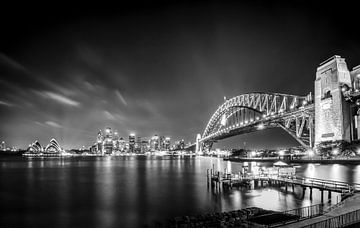 Sydney Skyline bij nacht | Zwartwit van Ricardo Bouman