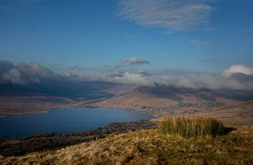 Climbing Buckagh Mountain in Ireland van Bo Scheeringa Photography