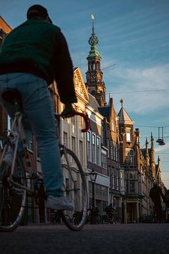 Stadhuis van Leiden met fietser op de Breestraat – dynamische stadsfotografie van Studio Ajuut
