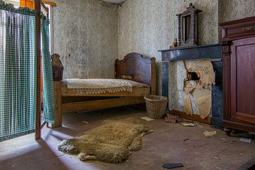 Slaapkamer in een verlaten huis van Tim Vlielander