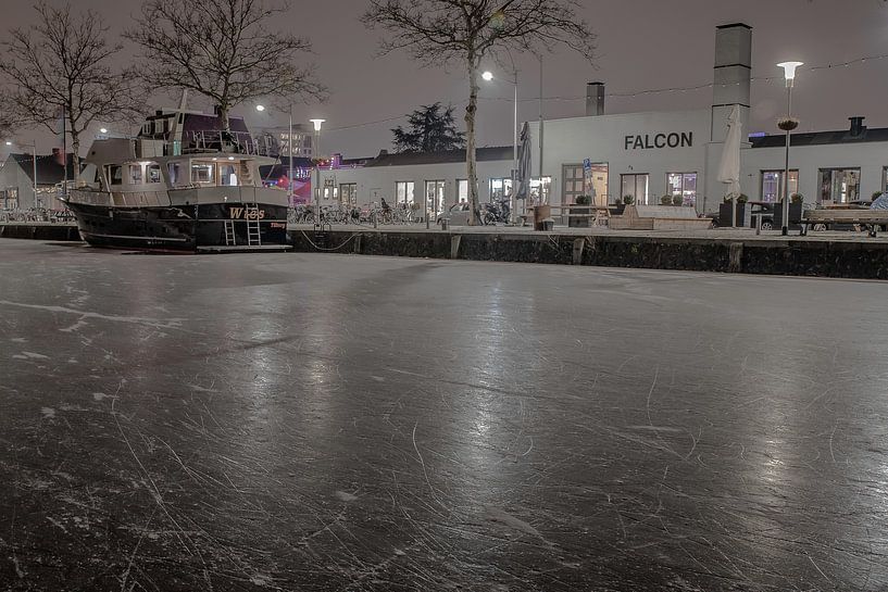 Piushaven die helemaal is bevroren  by Freddie de Roeck