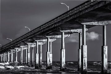 Oceaan Strand Pier Monochroom van Joseph S Giacalone Photography