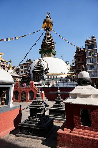 Stupa bouddhiste entouré de vie urbaine