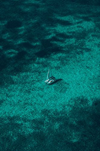 catamaran in het water