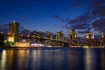 Blauwe uur bij Brooklyn Bridge, New York City van Eline Huizenga