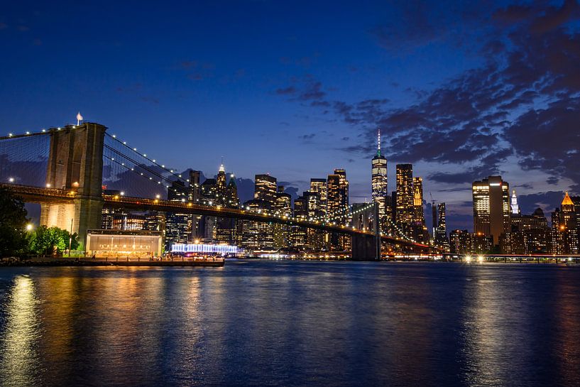 Blaue Stunde an der Brooklyn Bridge, New York City von Eline Huizenga