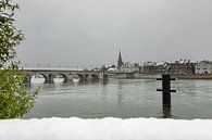 Winterse kijk op Wyck, Maastricht en de Sint Servaasbrug van Kim Willems thumbnail