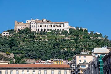 Napels - Uitzicht vanaf Piazza Municipio naar Castel Sant'Elmo van t.ART