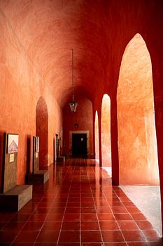 kloostergang in aarde tinten