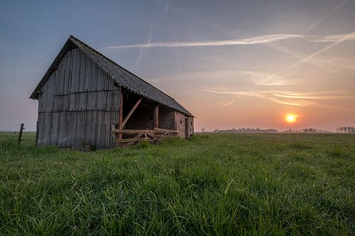 Schuur in weiland met zonsopkomst 02