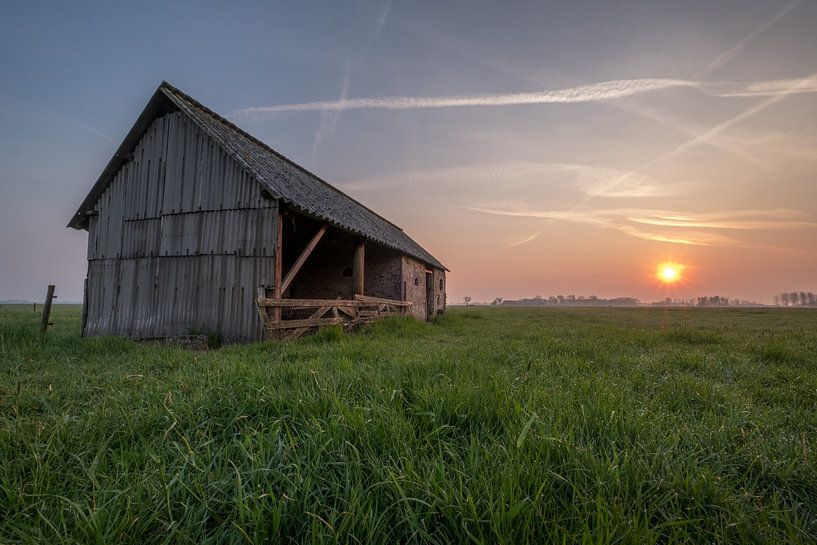 Schuur in weiland met zonsopkomst 02 von Moetwil en van Dijk - Fotografie