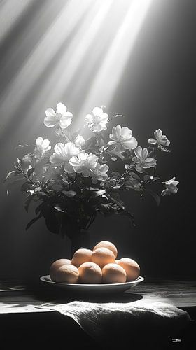 zwart wit stilleven van bloemen en fruit in een extreem dramatisch licht