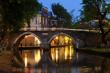 Zicht op de Vollersbrug over de Oudegracht in Utrecht van Donker Utrecht