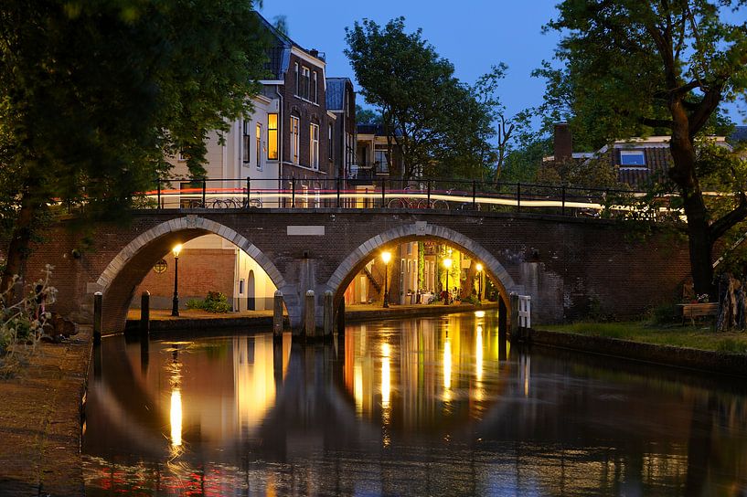 Blick auf die Vollers-Brücke über die Oudegracht in Utrecht von Donker Utrecht