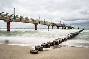 Jetty on the Baltic Sea coast van Rico Ködder