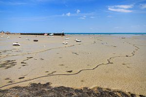 Laag water op het strand van Cancale in de zomer sur Dennis van de Water