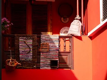 Rood balkon in Teror op Gran Canaria van Judith van Wijk