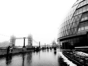 Kil uitzicht vanuit de City Hall van Londen over de Tower Bridge richting het Financiele Centrum, Th van BJ Fleers