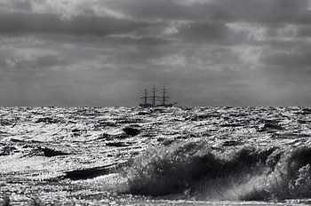 Driemaster op volle zee