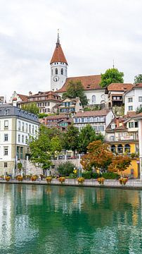 Blick vom Wasser auf Thun (Schweiz) von Jessica Lokker