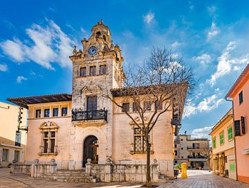 Stadhuis van Alcudia gelegen in de oude stad, Mallorca, Spanje van Alex Winter