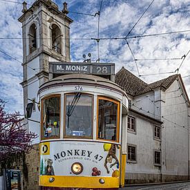 Die berühmte Tram 28 in Lissabon im historischen Viertel Alfama von Hans-Bernd Lichtblau