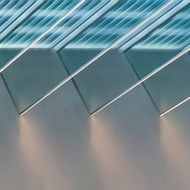 Abstraktes Linienspiel in Blau-Grau