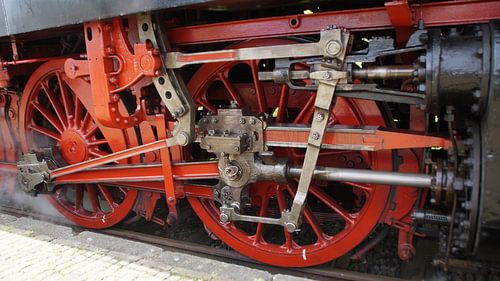 Räder eines Dampfzuges von Michel van der Vegt