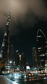 dubai traffic night von Nabil Payandeh