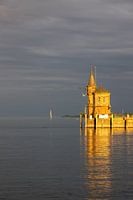 Konstanz aan het Bodenmeer, haveningang met vuurtoren, schepen, weerspiegelingen bij oranje zonsondergang