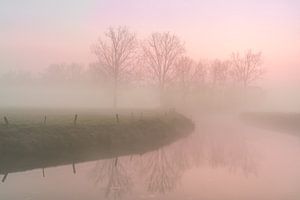 eisiger Morgen mit aufsteigendem Nebel entlang eines Flusses