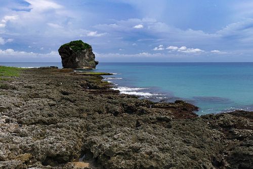 rots in de zee, zuid kust Taiwan