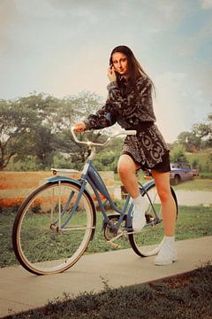 Mona op een fiets van Jonas Loose